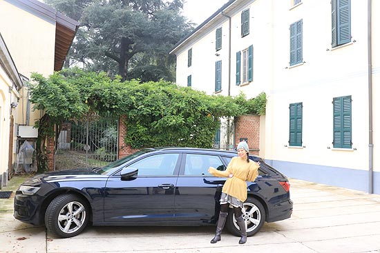 Im großen Innenhof kann parken, rechts im Bild die Villa Cantoni (©Foto: Martin Schmitz)